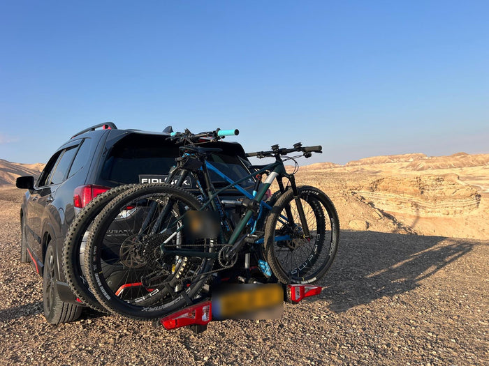 מנשא Uebler עם שלושה זוגות אופניים על רכב במדבר